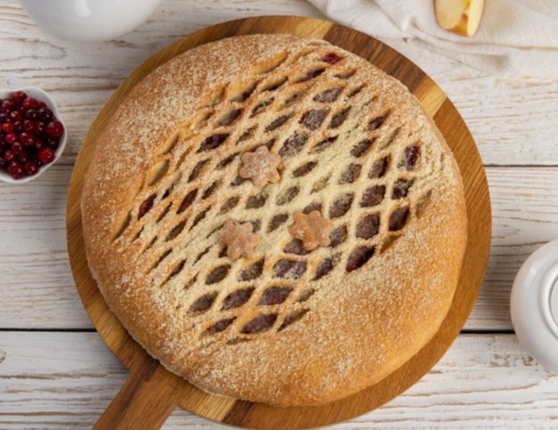 Пирог с яблоками и брусникой