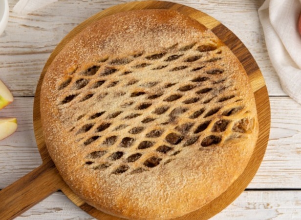Пирог с яблоком и корицей