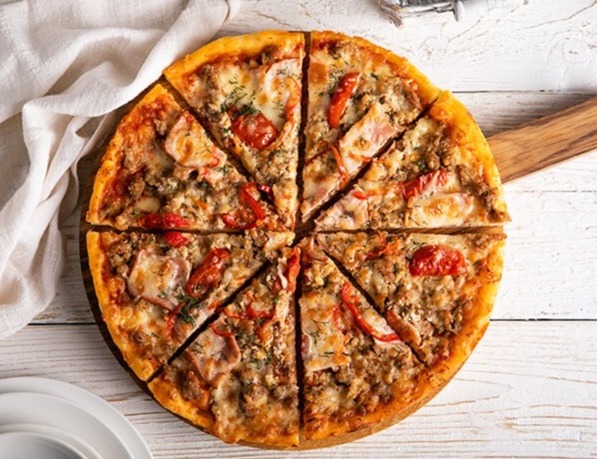 Пицца с мясным фаршем и копченостями